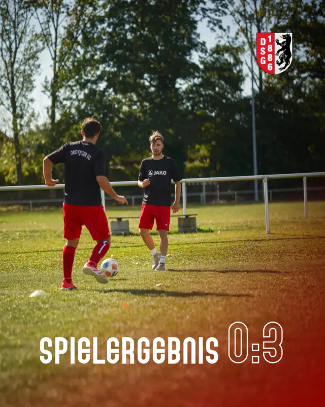 Endstand: FSV Grün-Gelb Osterfeld 0:3 Droyßiger SGAuswärtssieg! 🔥Von Beginn an treten wir konzentriert auf und belohnen uns früh mit der Führung. Kurz vor der Pause legen wir nach und schaffen uns eine komfortable Ausgangslage. Auch nach dem Seitenwechsel bleiben wir die spielbestimmende Mannschaft und machen mit dem dritten Treffer alles klar. Ein souveräner und verdienter Auswärtserfolg! 💪⚽️⚽️ Torschützen:10‘ Jakob Hollmann (0:1)42‘ Mike Matthes (0:2)57‘ Eric Schümann (0:3)Starke Mannschaftsleistung! 👏🔴⚪️#droyßigersg #Auswärtssieg #fußball