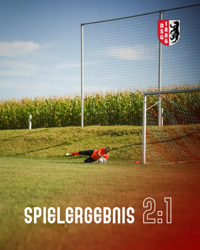 Endstand: SV Eintracht Profen 2:1 Droyßiger SGBittere Niederlage zum Saisonabschluss. ⚽️In einer umkämpften Partie geraten wir früh in Rückstand und müssen nach der Pause das 2:0 hinnehmen. Doch wir zeigen Moral, kommen durch den Treffer von Ole Näther noch einmal heran und kämpfen bis zum Schluss um den Ausgleich. Leider bleibt die Aufholjagd unbelohnt.⚽️ Torschütze:68‘ Ole Näther (2:1)Ein großes Dankeschön an den SV Eintracht Profen für den fairen Empfang und das Spalier vor dem Anpfiff. 🙌 Eine starke Geste des Respekts und ein schöner Abschluss des letzten Saisonspiels. @sv_eintracht_profen Danke an alle Fans und Unterstützer für die gesamte Saison. Wir sehen uns in der nächsten Spielzeit wieder! ❤️🤍Und auch wenn die Saison beendet ist: Am 26.06. um 18:00 Uhr wartet noch ein besonderes Highlight auf uns: das Freundschaftsspiel gegen Lok Leipzig in Droyßig. Kommt vorbei und unterstützt uns ein letztes Mal in dieser Spielzeit! 🔴⚪️👏#droyßigersg #auswärtsspiel #Fußball