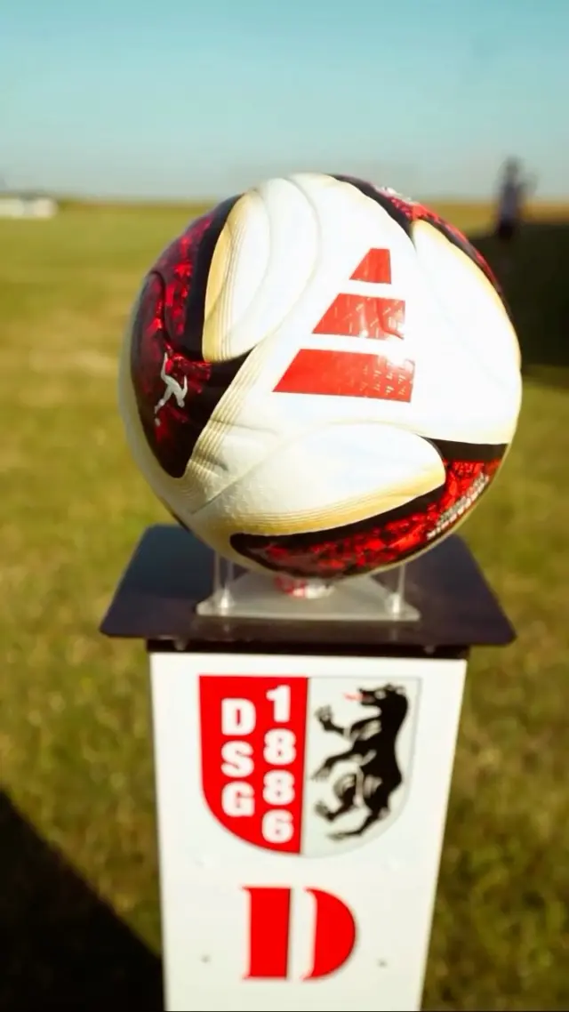 Rückblick | 26.06.2026 ⚽️🏆Am 26.06.2026 stand für uns das Duell gegen den 1. FC Lokomotive Leipzig an. Trotz der 0:14-Niederlage war es für uns ein besonderes Erlebnis, uns mit einem so starken Gegner messen zu dürfen. Solche Spiele bringen uns als Mannschaft weiter und zeigen, woran wir gemeinsam arbeiten können.Ein echtes Highlight des Tages war die Übergabe des Meisterpokals. 🏆 Dieser Pokal steht für eine starke Saison, den großartigen Zusammenhalt in unserer Mannschaft und den verdienten Lohn für den Einsatz aller Spieler, Trainer und Unterstützer. Wir sind stolz auf das, was wir gemeinsam erreicht haben!Ein riesiges Dankeschön geht an alle Zuschauer, Unterstützer, Helfer und Fans, die uns begleitet und angefeuert haben. Eure Unterstützung bedeutet uns unglaublich viel! ❤️🤍Ein ganz besonderer Dank geht an adhoc. Für diesen besonderen Anlass wurden wir mit einem speziellen Trikotsatz ausgestattet. Vielen Dank für eure Unterstützung und dafür, dass ihr diesen Tag gemeinsam mit uns möglich gemacht habt! 👕👏Wir nehmen viele wertvolle Erfahrungen aus diesem Tag mit, blicken voller Motivation nach vorn und freuen uns auf die kommenden Herausforderungen.💥Gemeinsam. Leidenschaftlich. Droyßiger SG. ❤️🤍⚽#Fußball #droyßigersg #lokleipzig